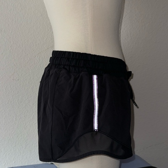 Lululemon Hotty Hot Short Black (First Release) *2.5" size 6 - Picture 2 of 16